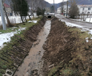 Aktuality / Čistenie potoka v spolupráci s vodohospodárskym podnikom   - foto