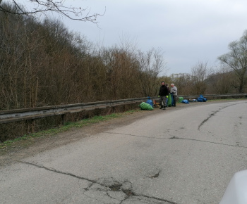 Aktuality / Poďakovanie za účasť na brigáde a na udržiavaní nášho okolia patrí všetkým zúčastneným a Poľnoslužbám Čabiny spol.s.r.o za poskytnutie techniky. - foto