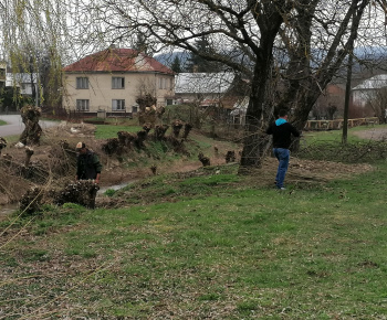 Aktuality / Poďakovanie za účasť na brigáde a na udržiavaní nášho okolia patrí všetkým zúčastneným a Poľnoslužbám Čabiny spol.s.r.o za poskytnutie techniky. - foto